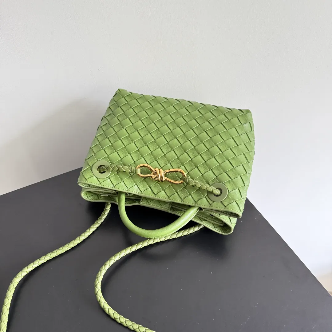 The 2023 new Andiamo batch of 1860 BV has been shipped‼ ️Really popular🔥The new Andiamo woven handbag launched by Bottega Veneta this season is really popular all over the world! ! Celebrities at home and abroad have worn it, and Oscar-winning actress Michelle Yeoh has taken it out on the street. Song Jia, Trai Yara, Yu Feihong, Sanji Ayaka, Rosie Hunting-Whiteley, Yoshioka Riho, etc. have all picked up this bag. It is classic and versatile, showing off its temperament, and the bag capacity is also large, which is very convenient for daily commuting! ! A variety of carrying methods, the shoulder straps can be adjusted by yourself, the original lambskin feels soft and delicate, and the unisex style breaks gender boundaries and brings a more practical and longer-lasting use experience. Andiamo, which has both elegant and casual styles, perfectly interprets the true appearance of "fashionable old money style". Style number: 743568 Size: 25*22*10.5cm
